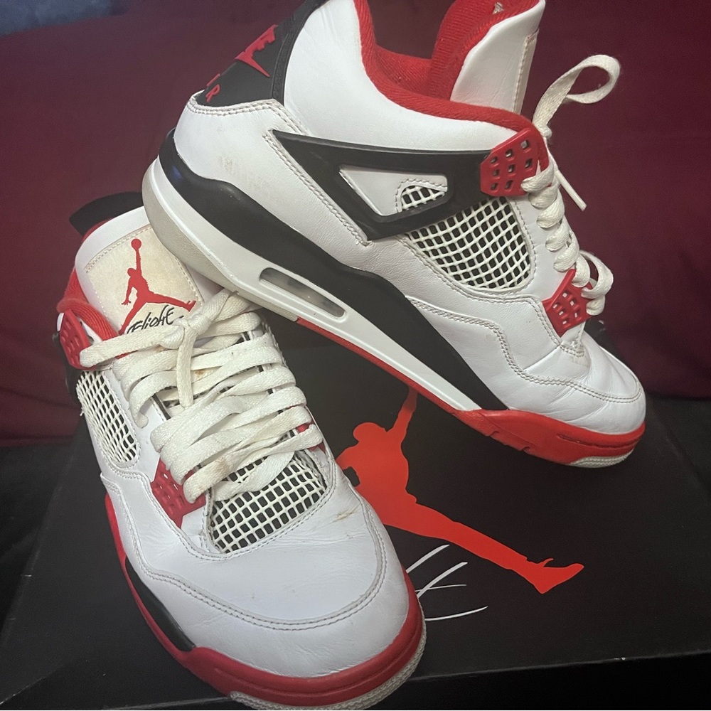 Air Jordan’s. Has signs of wear . Description in the photos.